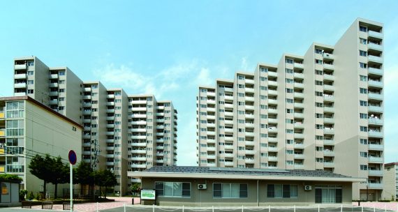 県営住宅町屋団地B棟(右側)