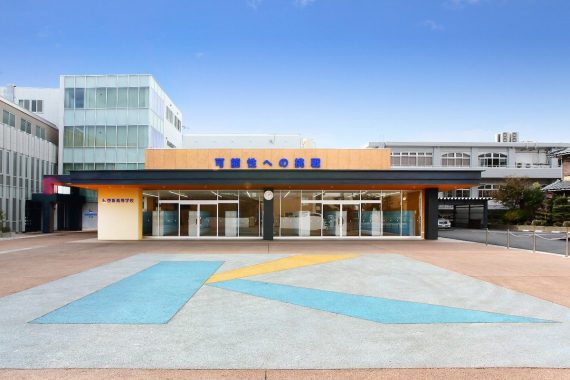 啓新高等学校 生徒玄関